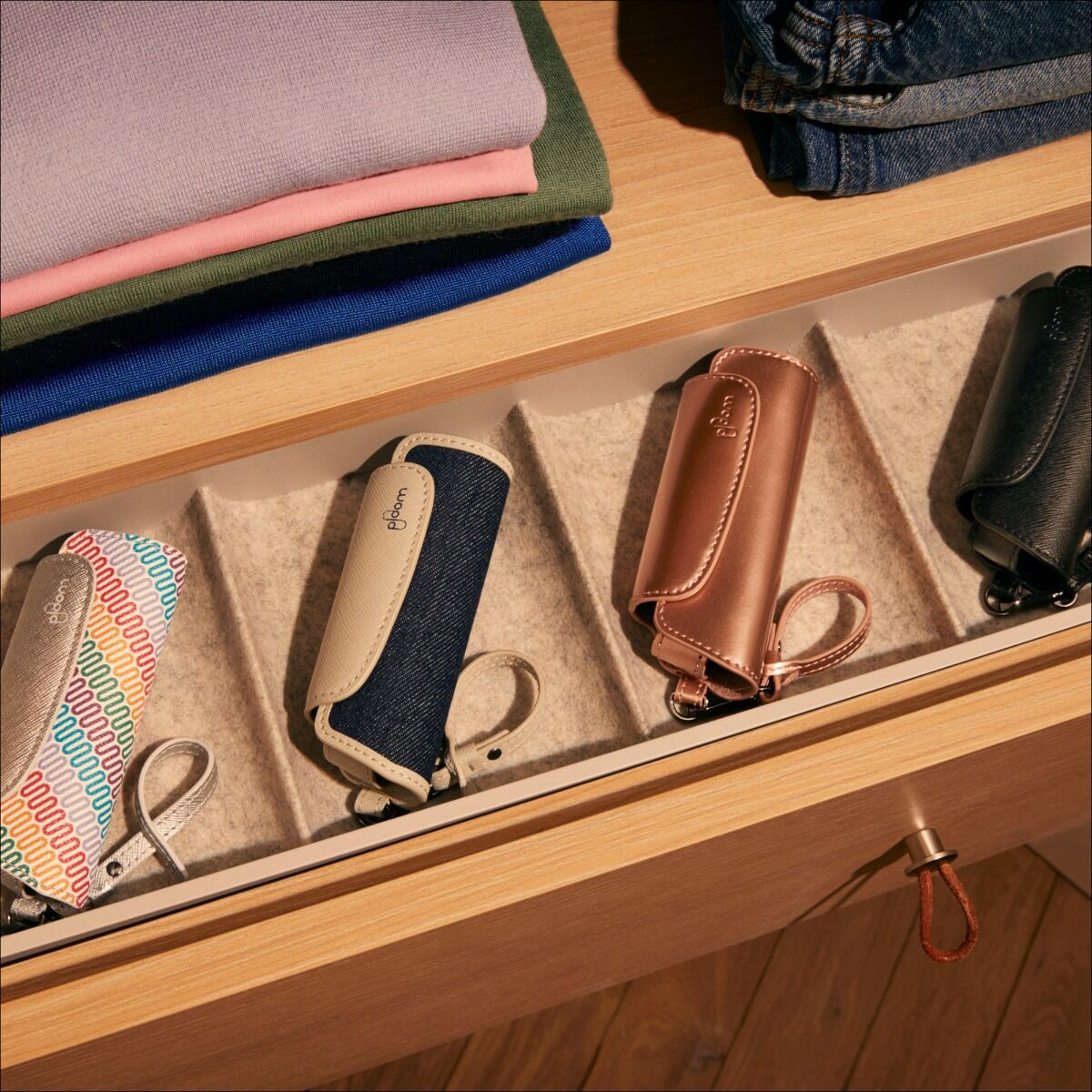 User removing a Ploom AURA device from the Solo Carry Case Jet Black accessory